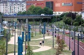 Los vecinos disfrutan del paseo por el nuevo parque lineal de la margen derecha del Bulevar de Santullano.