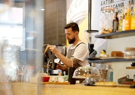 Alejandro Arbesú prepara un café de especialidad en Pionero Coffee Roasters, en Oviedo.