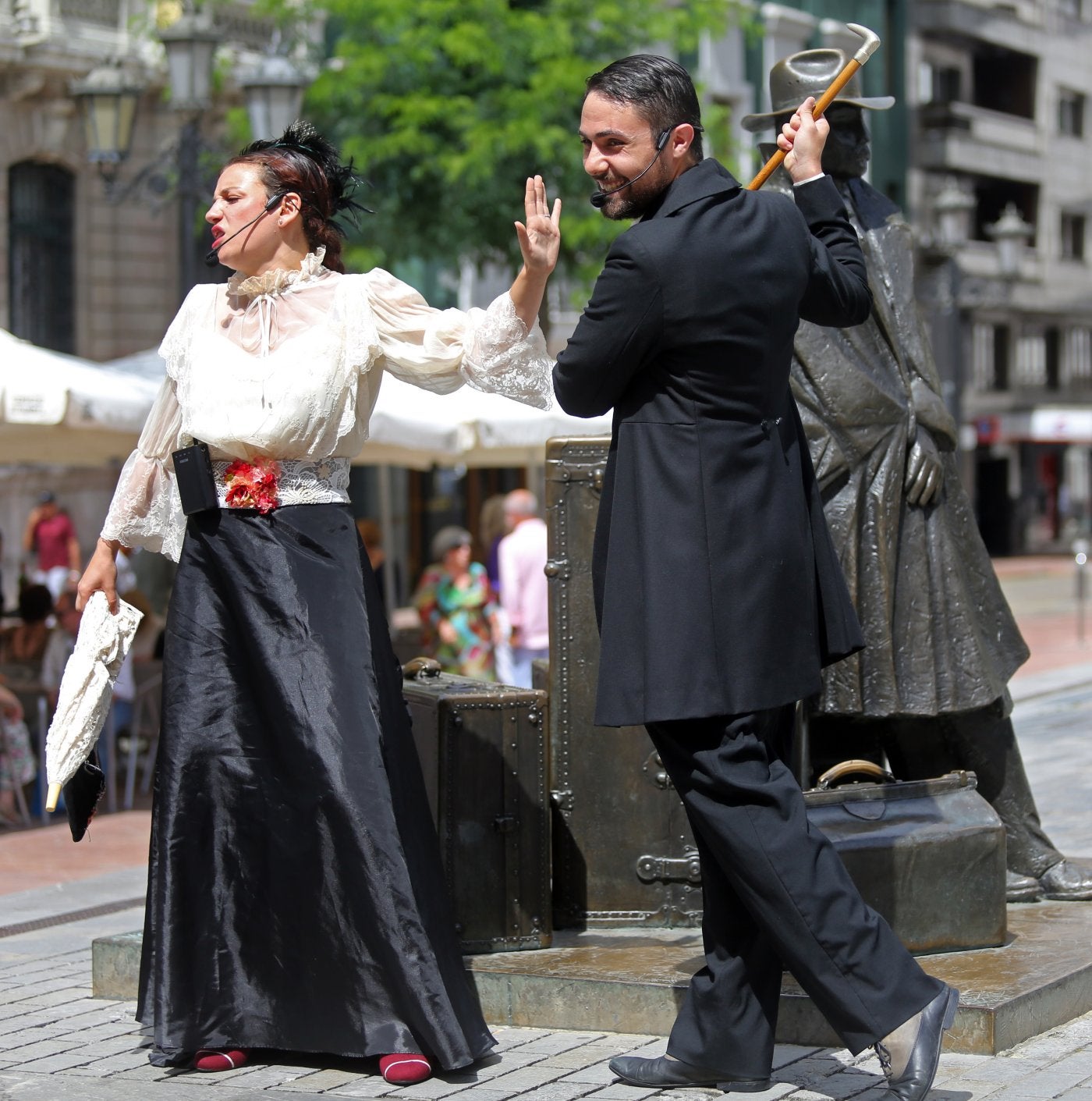 Ana Ozores y Ramón de Campoamor, durante la parada en la plaza Porlier.