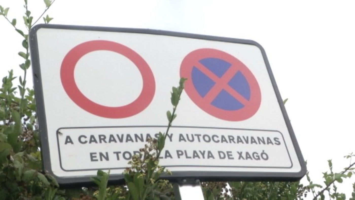 Antigua señal de prohibición de autocaravanas en la playa de Xagó, hoy sin efecto. E. C.