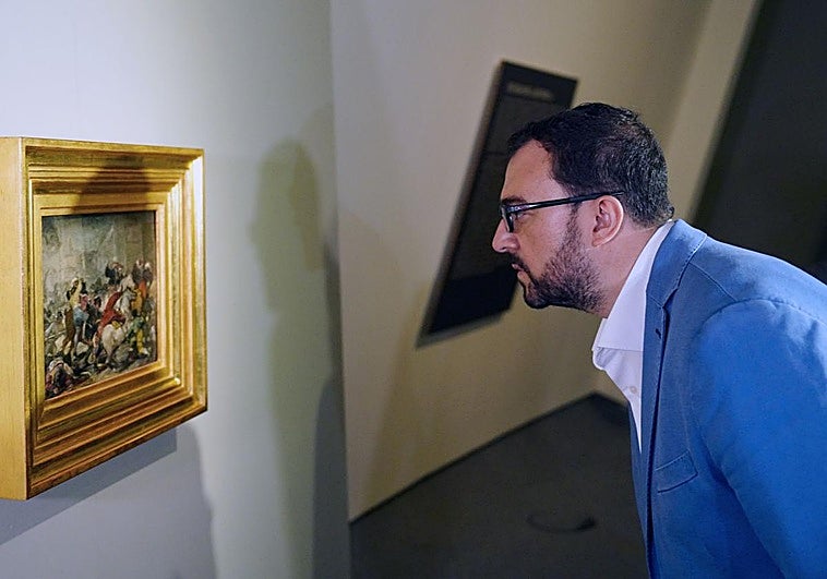 Barbón observa uno de los cuadros de la exposición sobre Goya instalada en el Niemeyer.