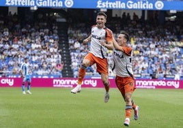 El oviedista Del Moral celebra, junto a Paulino, su gol, que dio la victoria al Oviedo en Riazor.