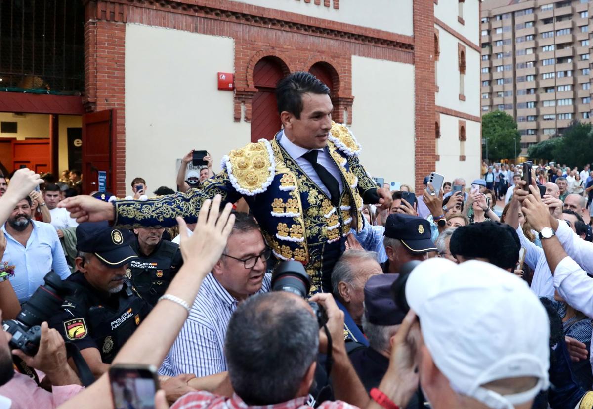 Manzanares sale a hombros de El Bibio.