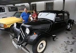 La exposición de vehículos clásicos celebrada en la mañana de ayer junto a las vías del tren.