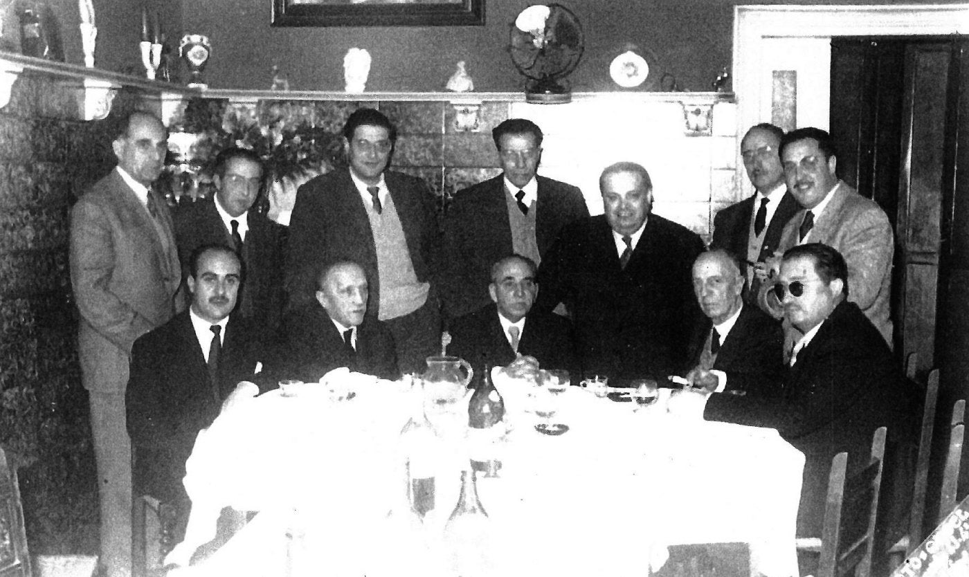 Lavilla, sentado en el centro; a su dcha, Piñole y detrás del pintor, de pie, Francisco Carantoña, en el acto de su despedida el 6 de diciembre de 1958.