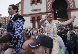 Ginés Marín y Enrique Ponce, con gesto triunfal, salen de El Bibio en hombros.