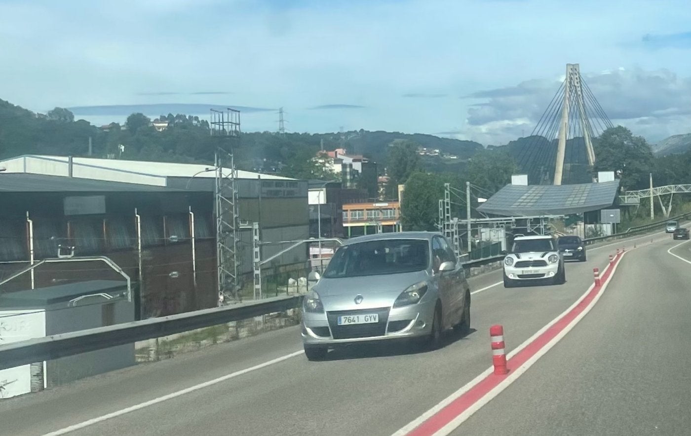 Vehículos circulando ayer en el corredor del Nalón, a la altura del distrito langreano de Sama.