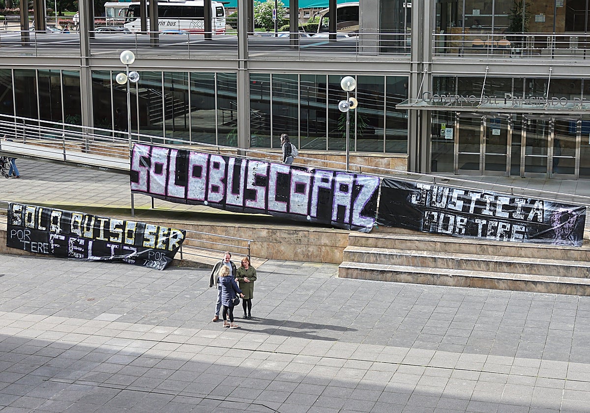 Pancartas de apoyo a Teresa Aladro, la última víctima mortal de la violencia machista en Asturias