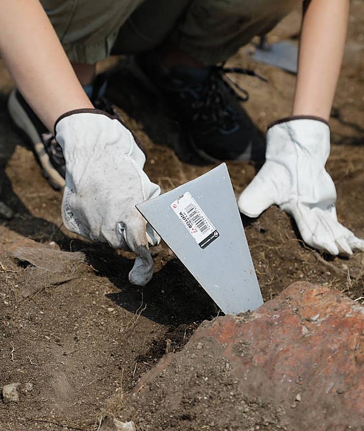 Imagen secundaria 2 - La nueva campaña de excavaciones en la Campa Torres busca cerrar el «guion cronológico» del yacimiento