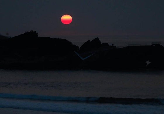 Puesta de sol de este lunes, en Salinas.