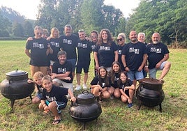 La comisión de festejos de Fontaciera, con las potas del ritual de la fabada, en su 40 aniversario.