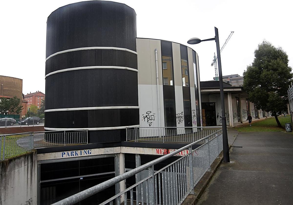 Uno de los laterales del fallido mercado de La Corredoria que el Ayuntamiento quiere convertir en un centro social integrado.