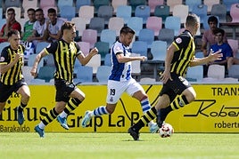 Natalio conduce el balón en el choque de Lasesarre.
