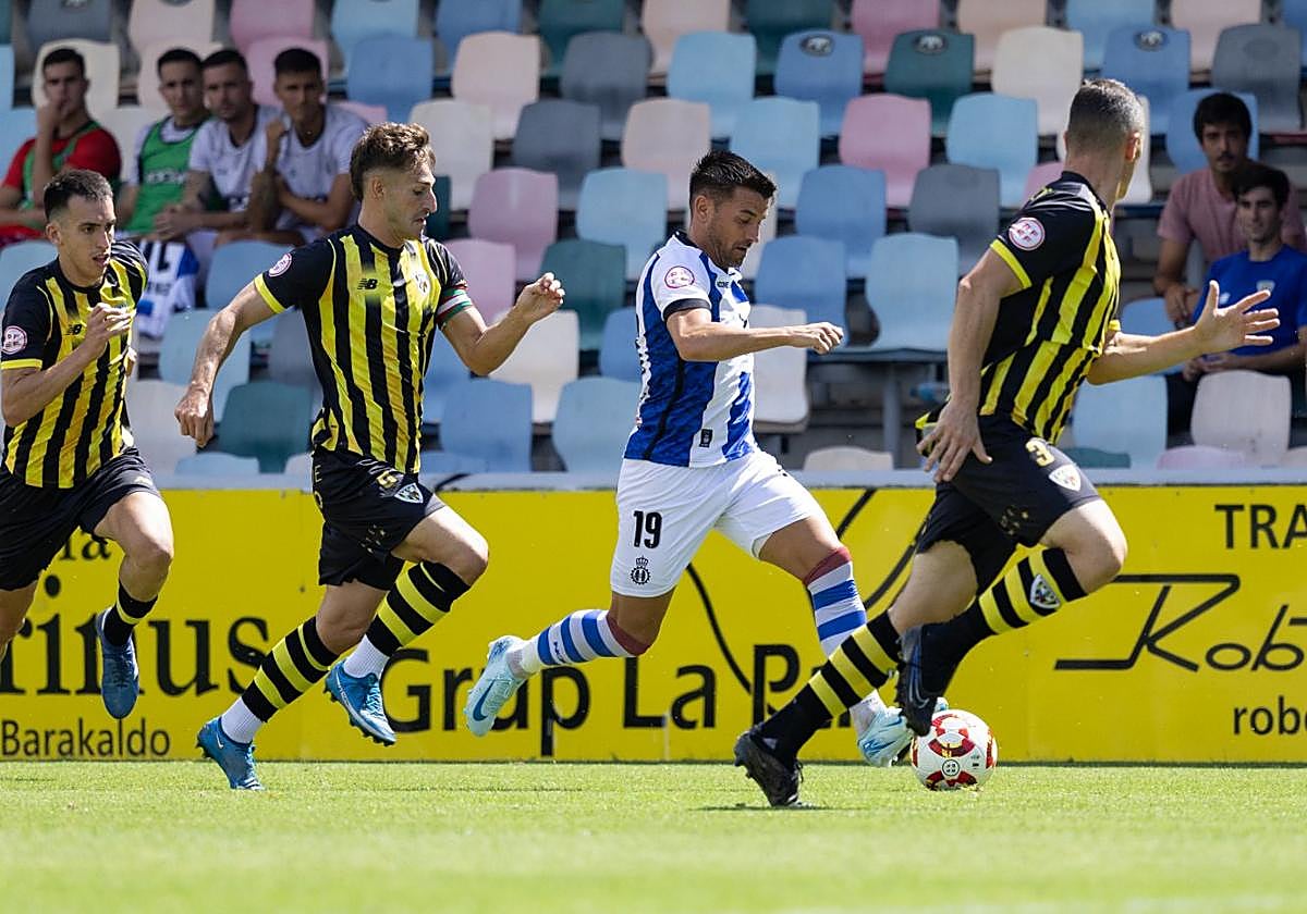 Natalio conduce el balón en el choque de Lasesarre.