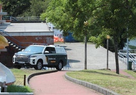 Un coche de la Guardia Civil, este lunes, en el entorno del pantano de Trasona.