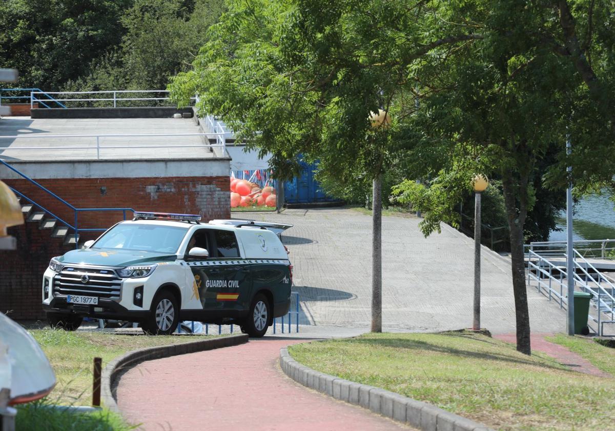 Un coche de la Guardia Civil, este lunes, en el entorno del pantano de Trasona.