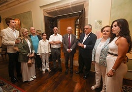 Benigno Pendás y Juan García, en el centro, rodeados por la familia de Fernando Álvarez Balbuena en el descubrimiento de la placa.