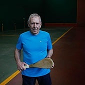 Quique 'El Roxu', en el frontón del Grupo.