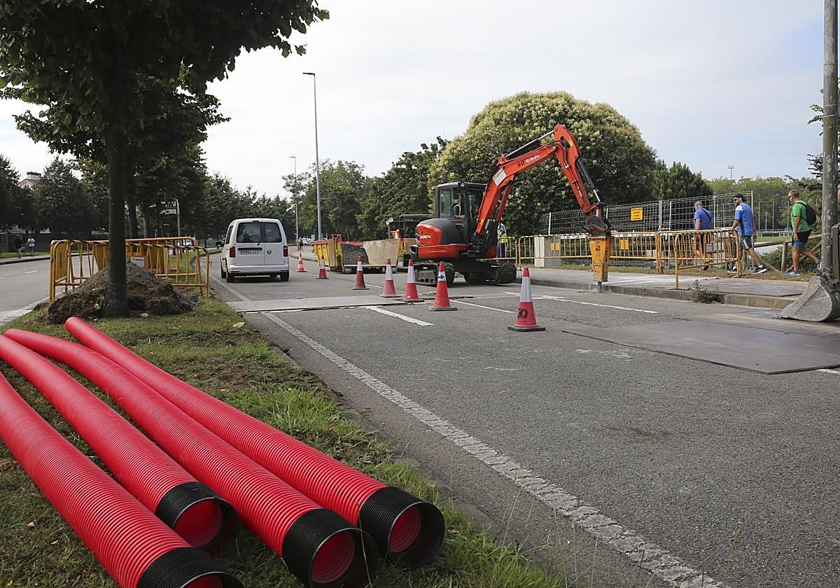 Primeros trabajos de renovación del colector de Peñafrancia en la avenida Justo del Castillo.