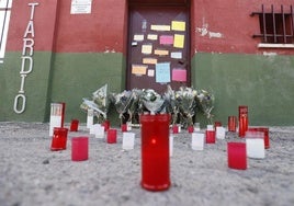 Velas en el polideportivo en el que asesinaron al pequeño Mateo.