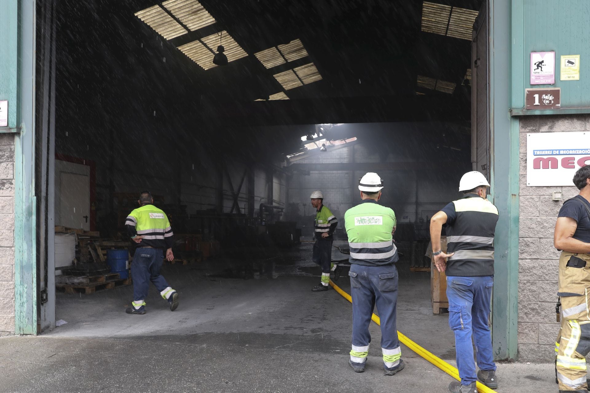 Amplio dispositivo en Gijón para sofocar un incendio en el polígono de Bankunión