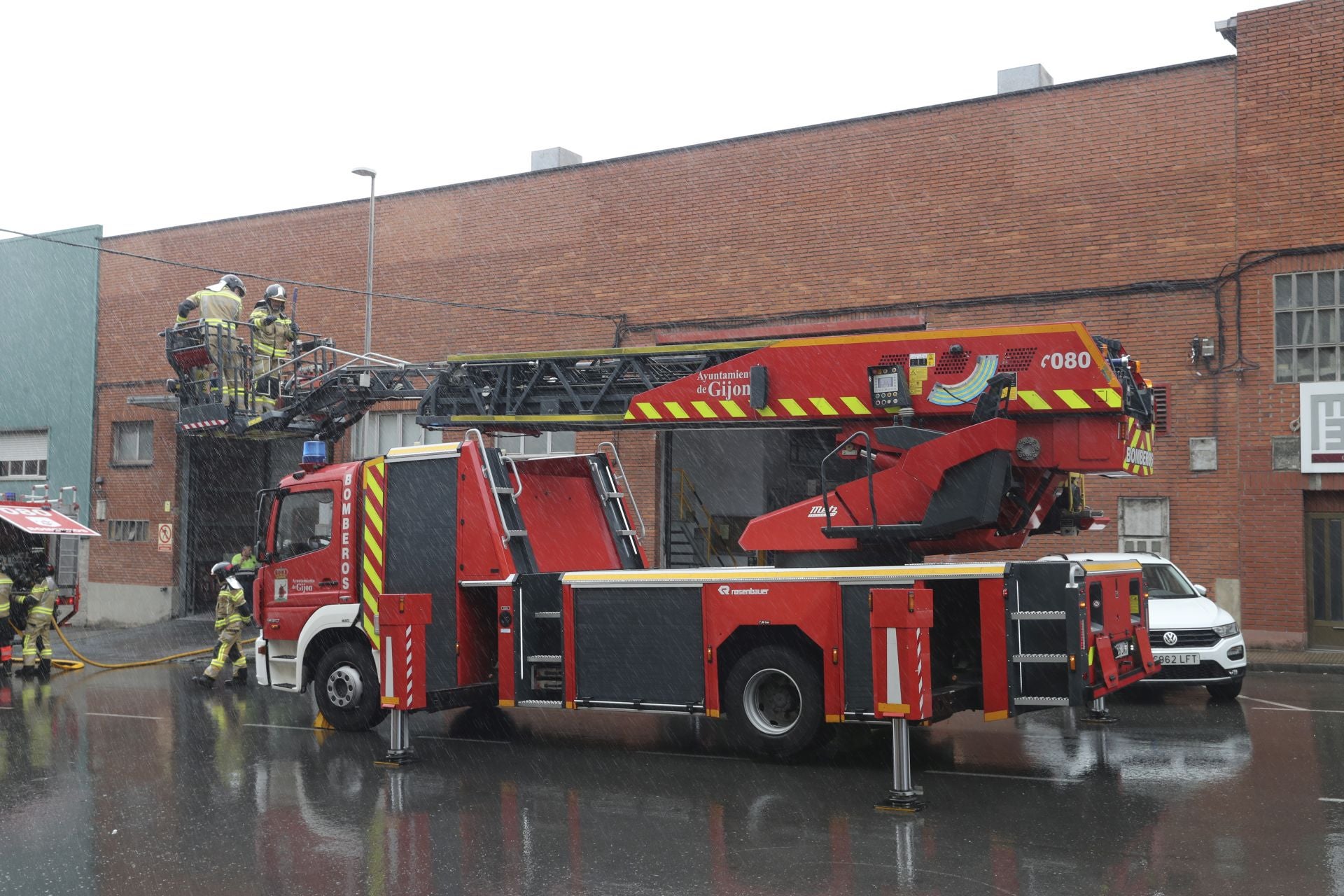 Amplio dispositivo en Gijón para sofocar un incendio en el polígono de Bankunión