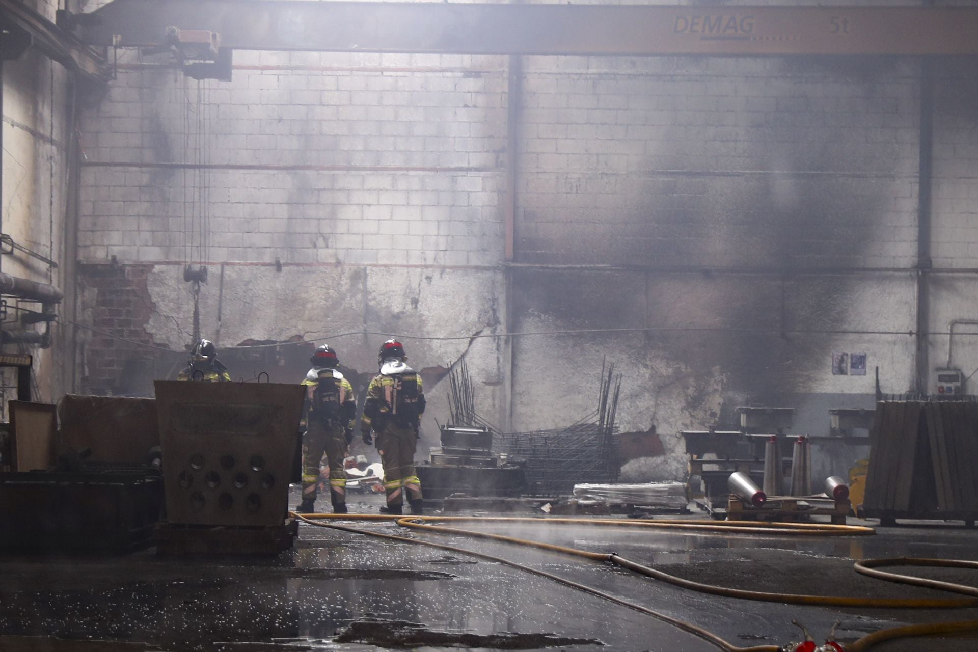 Amplio dispositivo en Gijón para sofocar un incendio en el polígono de Bankunión