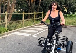 Irene Villa, en una bicicleta eléctrica.