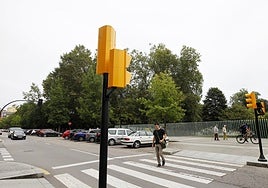 Dos de los semáforos instalados en la avenida Torcuato Fernández-Miranda.