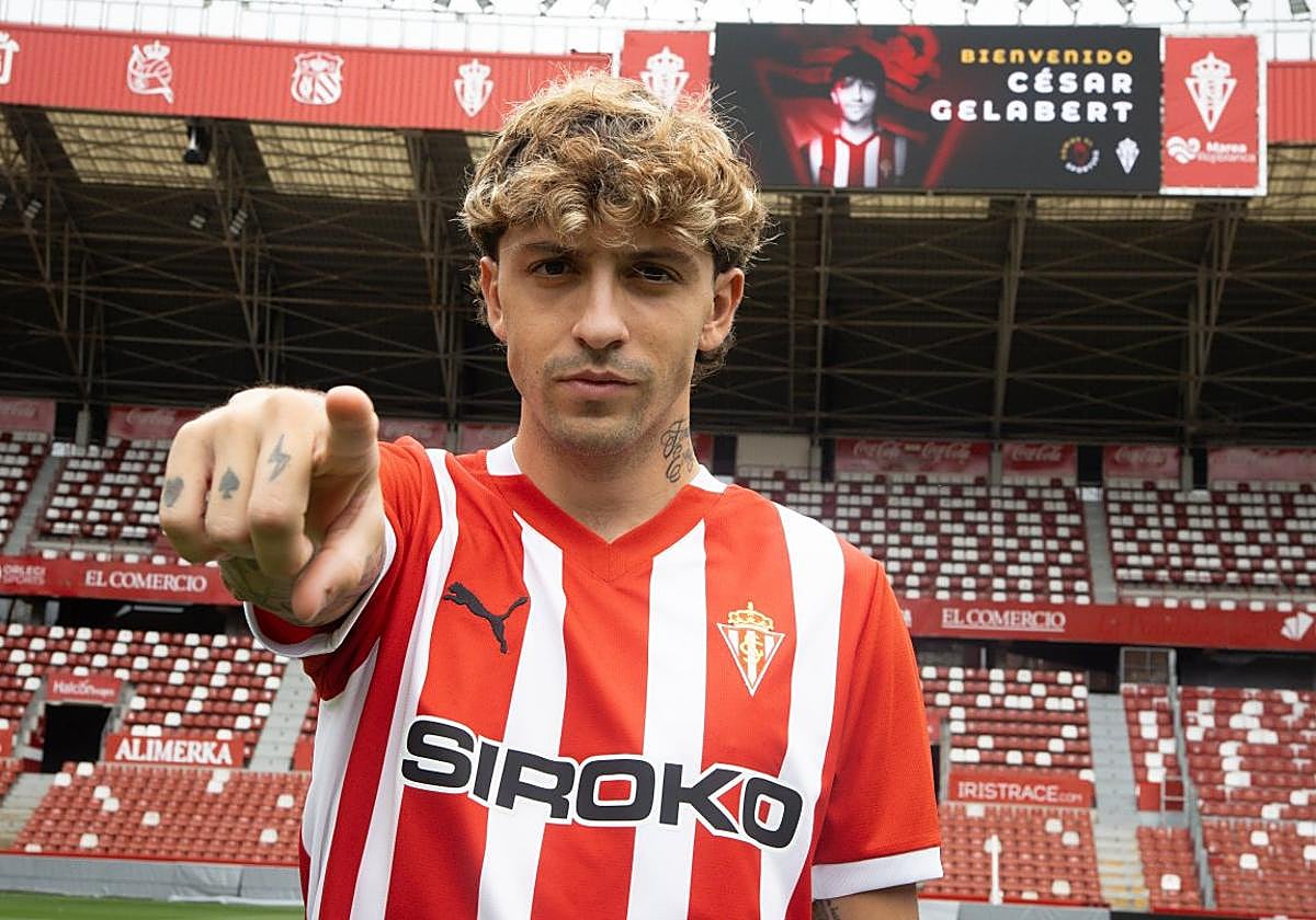 César Gelabert, con la camiseta del Sporting, en el estadio El Molinón.