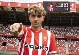 César Gelabert, con la camiseta del Sporting, en el estadio El Molinón.