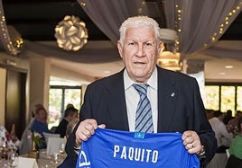 Paquito, homenajeado en la reunión anual de la Asociación de Veteranos del Real Oviedo en 2017..