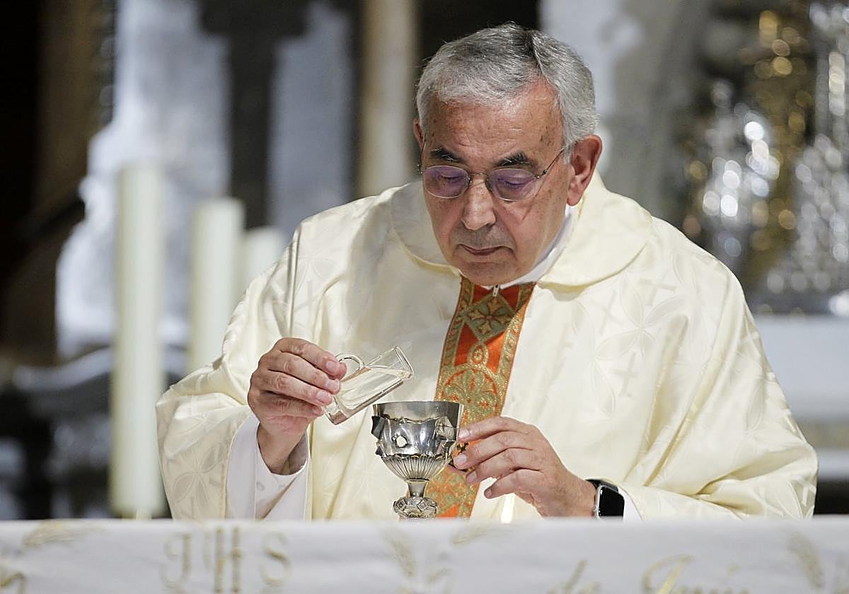 Manuel Montes, en la Iglesiona, con el cáliz agujereado.