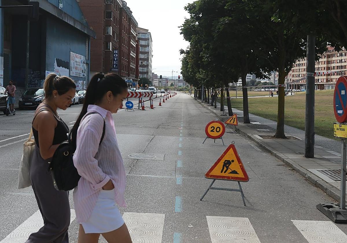 Corte de un carril en Sanz Crespo, donde la habilitación de un nuevo carril bici implicará la supresión de 18 plazas de aparcamiento.