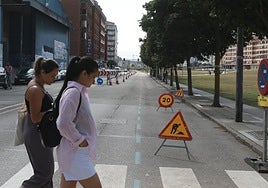 Corte de un carril en Sanz Crespo, donde la habilitación de un nuevo carril bici implicará la supresión de 18 plazas de aparcamiento.