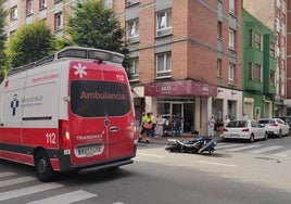 Sanitarios, en la calle Gran Capitán junto a la moto implicada en el siniestro.