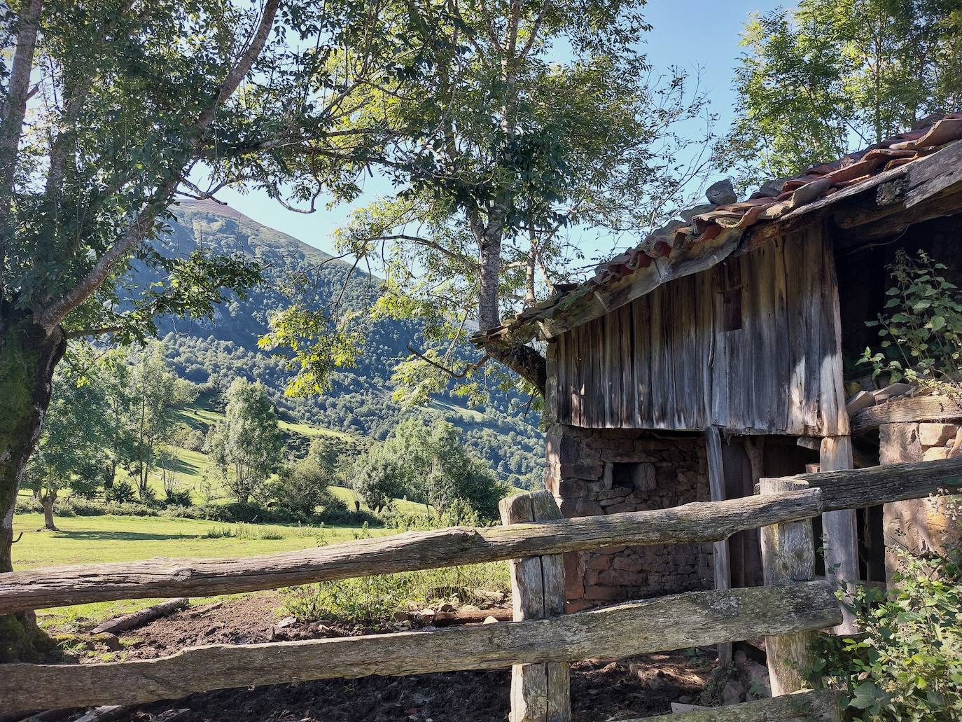 Imagen secundaria 1 - Paisajes, etnografía y pueblos de montaña son los protagonistas de esta ruta, que abarca grandes vistas 