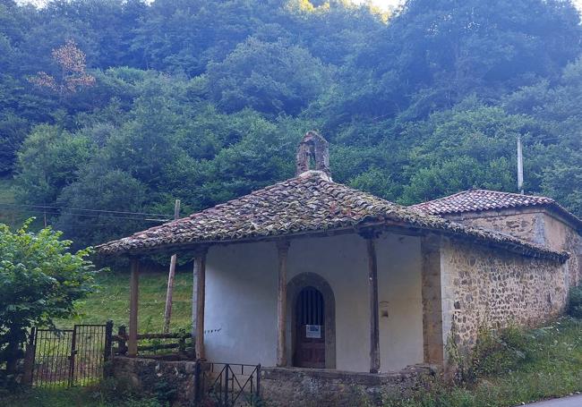 Ermita de Ricao, a la vera del arroyo con el mismo nombre y junto a la pista inicial por la que comienza esta caminata