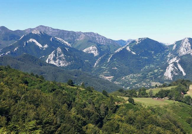 Vistas hacia el Retriñón desde los caminos de acceso a la Conyonada