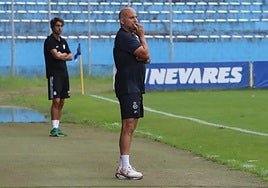Javi Rozada, en la banda del Suárez Puerta el miércoles ante el Praviano.