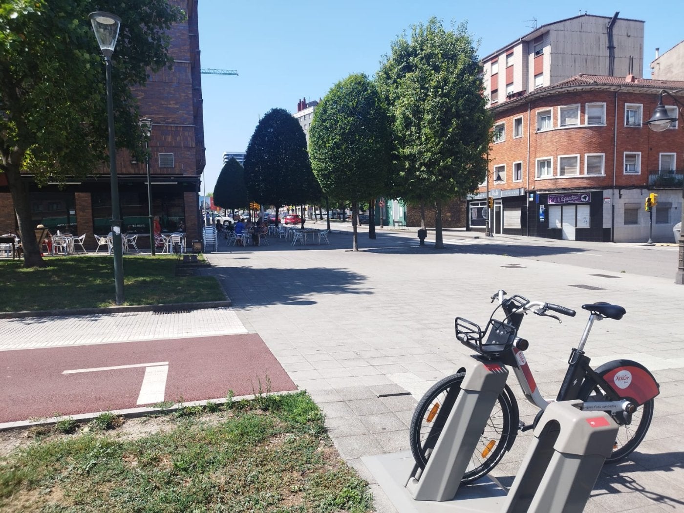 Acera de la avenida de la Argentina por la que irá el carril bici, que partirá desde el que hay frente a Cristasa.