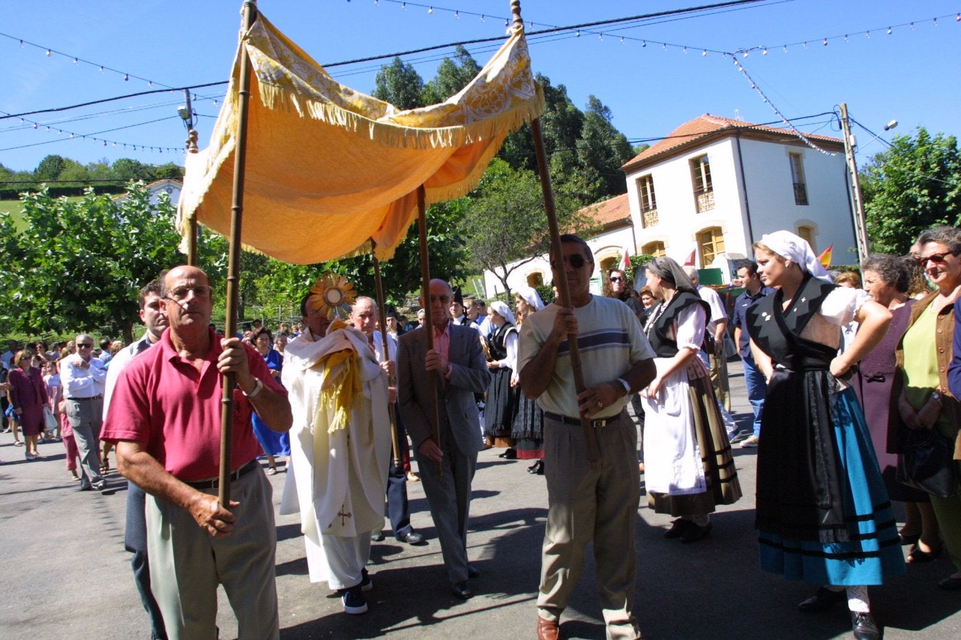 La custodia robada, bajo palio, durante una procesión en Huerces en 2009.