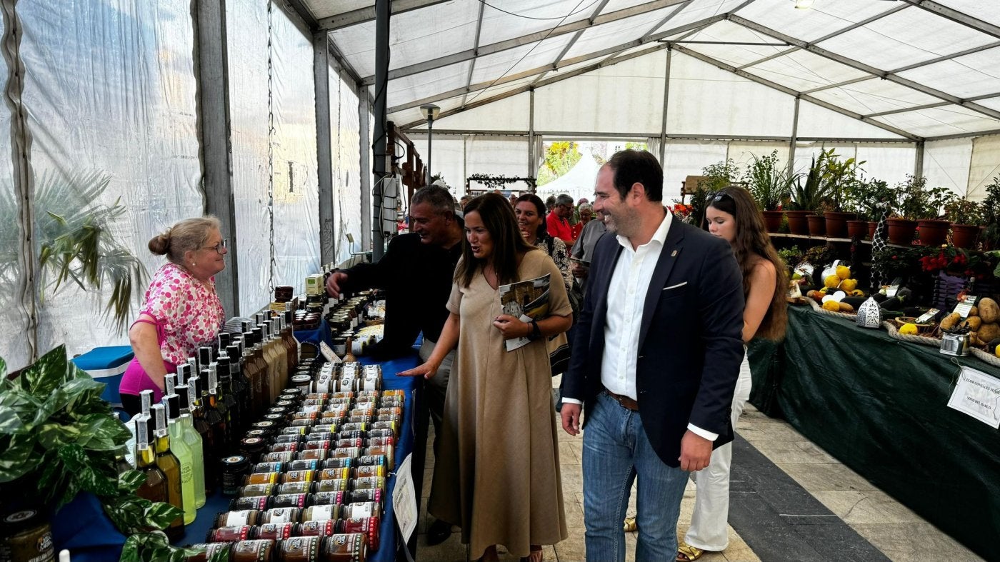 Los alcaldes de Pravia y Muros de Nalón acompañan a la director ageneral Begoña López en la feria.