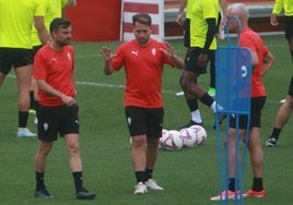 Rubén Albés, Iván Cabezudo y Toni Madrigal, en un entrenamiento del Sporting.