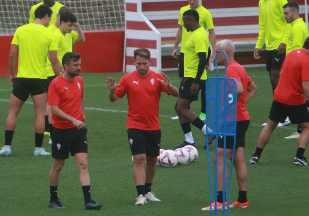 Rubén Albés, Iván Cabezudo y Toni Madrigal, en un entrenamiento del Sporting.