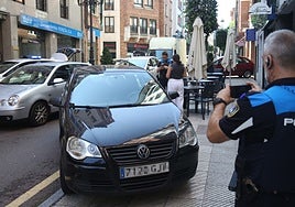 Uno de los agentes se entrevista con la conductora en el lugar de los hechos.