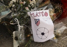 Altar improvisado en las puertas del polideportivo Angel Tadío de Mocejón en homenaje al pequeño Mateo.