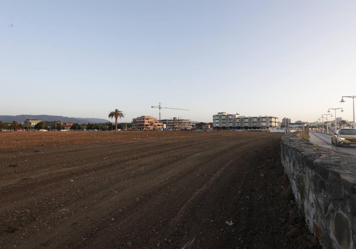 La pala de una excavadora sirvió para aplanar la tierra de la parcela que se destinará a la 'playa verde'.