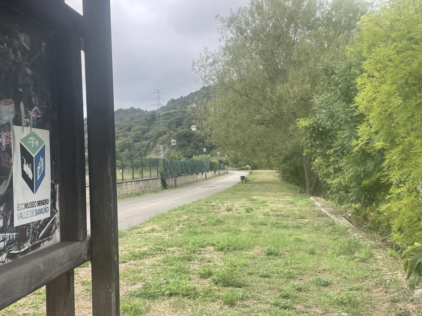 El paseo fluvial entre Puente de Arco y Lada a su paso por las inmediaciones de la térmica, donde finaliza.