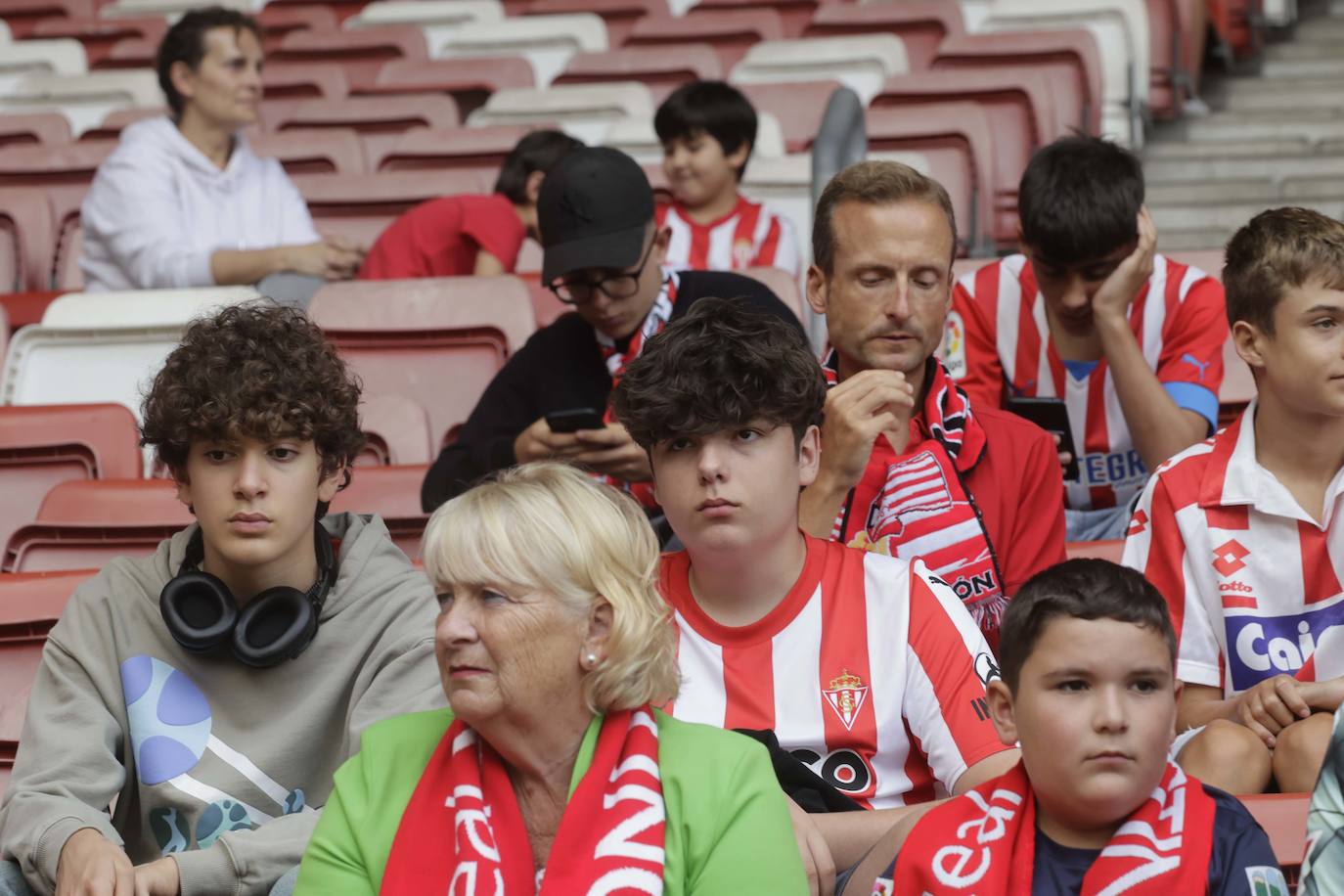 ¿Estuviste en El Molinón en el Sporting - Eldense? ¡Búscate!